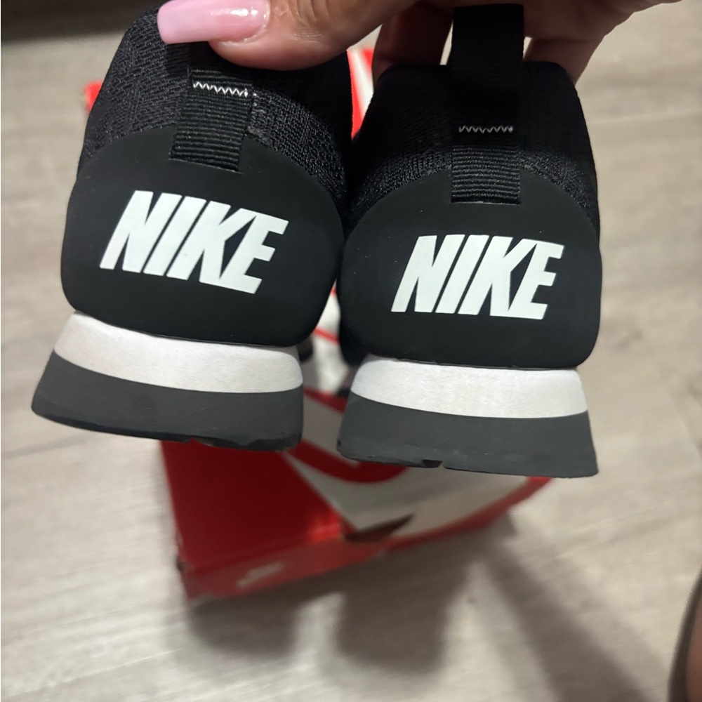 Nike women Black and Gray Athletic Shoes - Picture 8 of 12